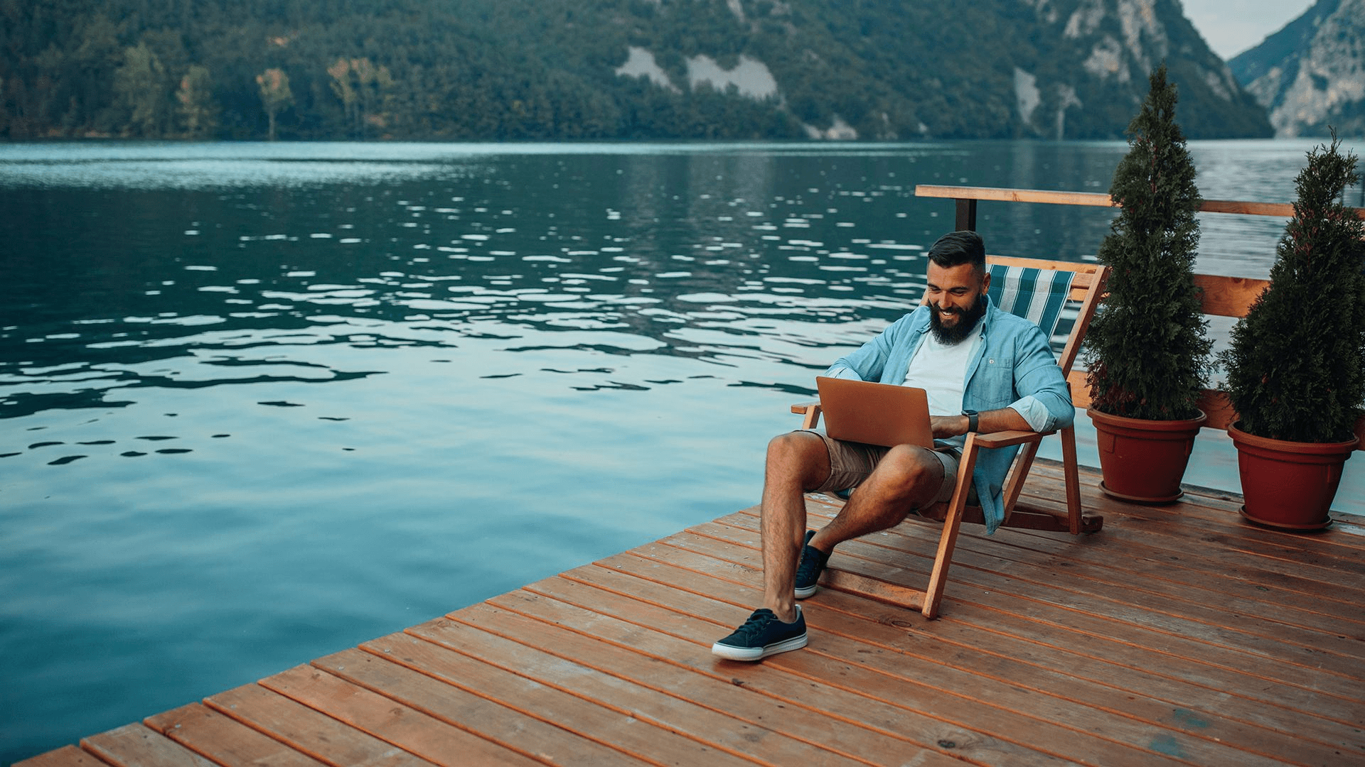 Freelance Abroad hero background