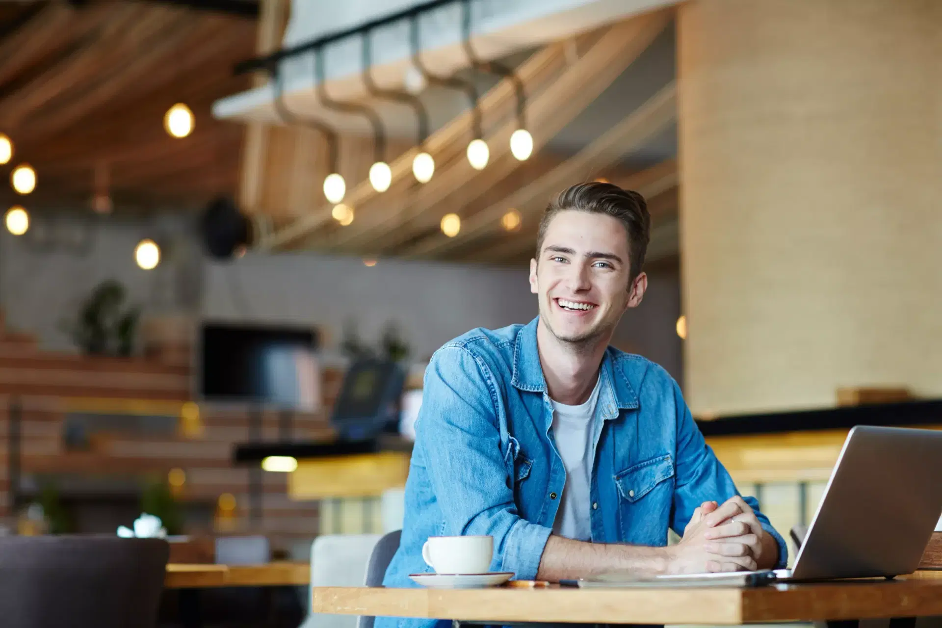 Breaking Boundaries: How you can work and invoice clients from abroad as a freelancer