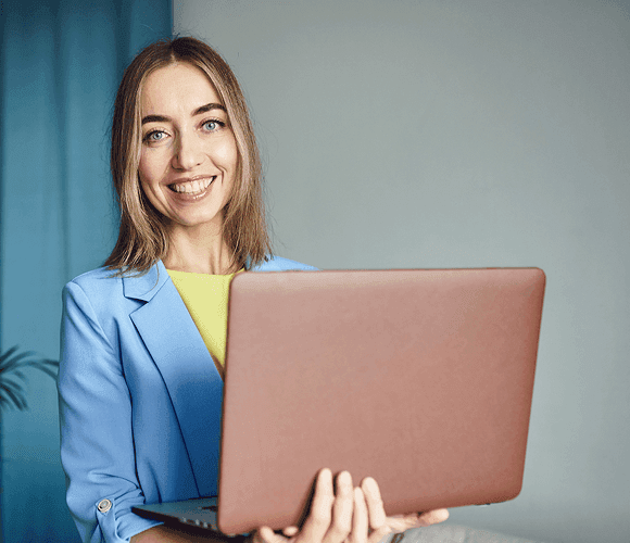 Reviews hero — freelancer portrait