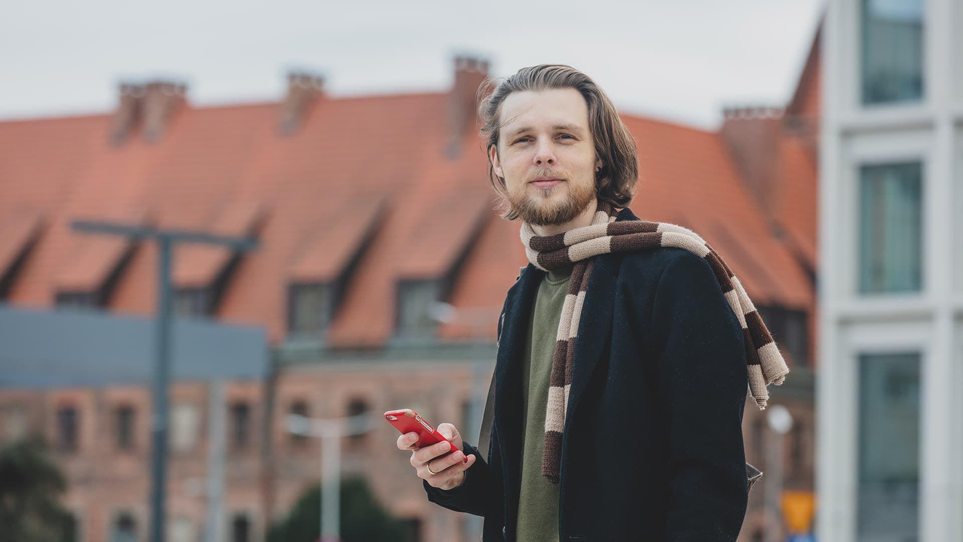 Freelancer in Belgium with a phone