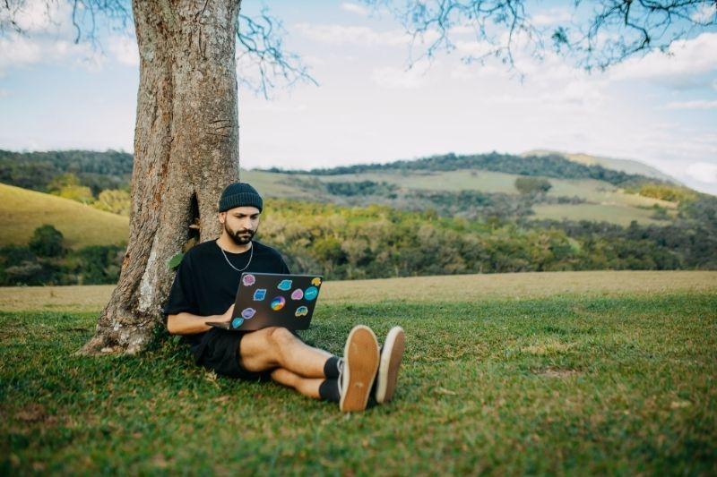 Person working remotely outdoors, illustrating new rules for residency in Spain for freelancers.