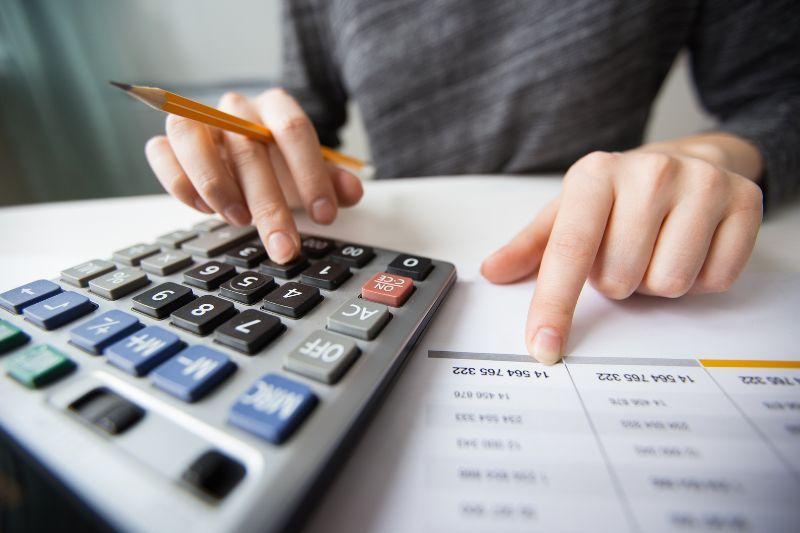 Illustration of calculating what percentage do umbrella companies take from your pay in France