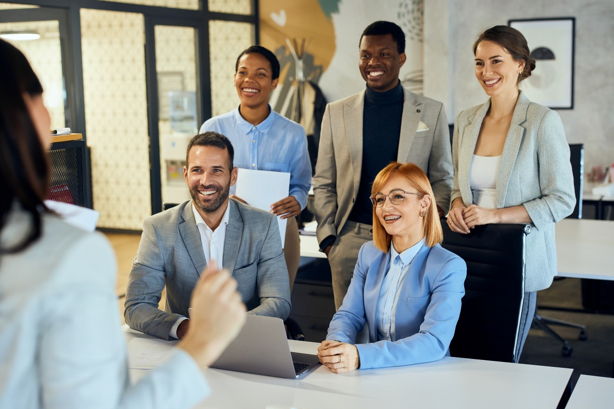 smiling-businesspeople-carefully-listening-to-thei-2026-01-08-08-20-03-utc