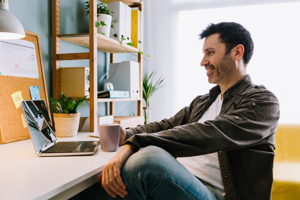 young-man-having-a-cup-of-coffee-in-front-of-the-l-2026-01-06-09-56-23-utc